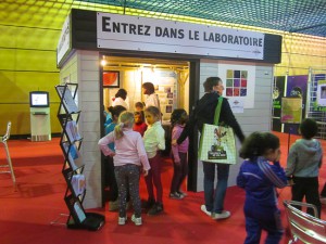 Visite d'une classe sur le mini laboratoire LABOCEA au salon TERRALIES 2015 de Saint-Brieuc