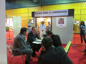 Alain CADEC, Président du département des Côtes d'Armor et Erven LEON, commission de développement économique devant le mini laboratoire LABOCEA au salon TERRALIES 2015, Saint-Brieuc.