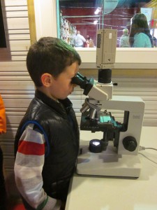 Un futur biologiste, passionné par les bactéries sur le mini laboratoire LABOCEA au salon TERRALIES de Saint-Brieuc